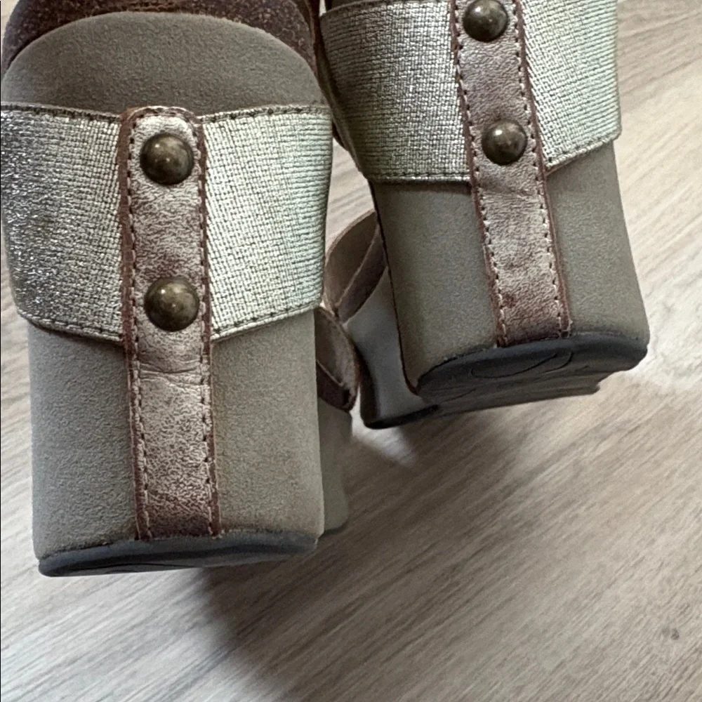 OTBT Bushnell Wedge in a metallic pewter color size 10M leather summer spring
